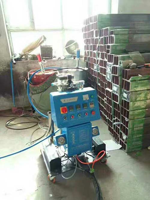 小型聚氨酯發(fā)泡機(jī)(圖1) 高壓小型聚氨酯發(fā)泡機(jī)施工案例