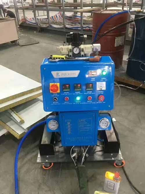 外墻聚氨酯發(fā)泡施工(圖1) 建筑外墻聚氨酯保溫施工發(fā)泡設備